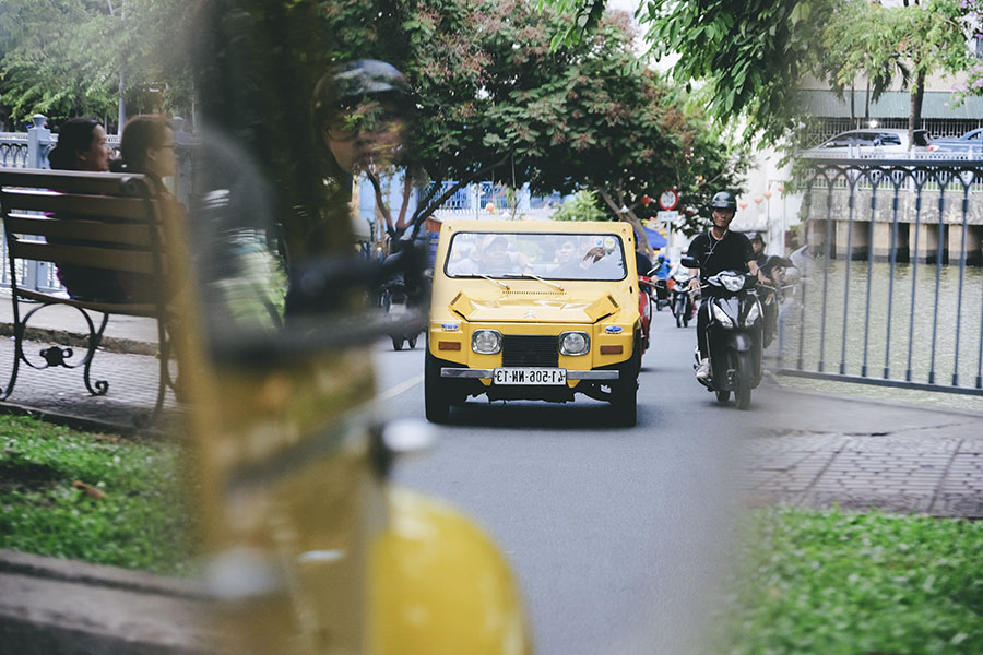 Saigon night tour by 2cv car